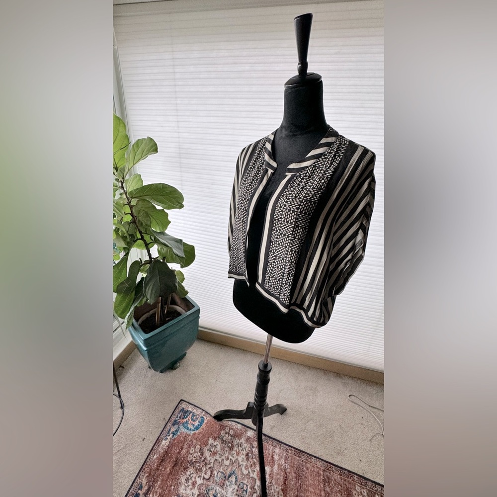 Soft Surroundings Black and White Geometric Design Shrug